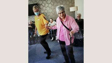 Entertainer delights at Wallyford care home